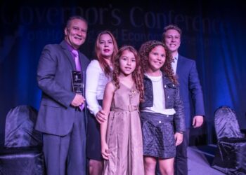 Dr. José Gabriel Carrasco Ramírez and family celebrate Quarks Advantage’s Small Business Distinction Award