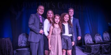 Dr. José Gabriel Carrasco Ramírez and family celebrate Quarks Advantage’s Small Business Distinction Award